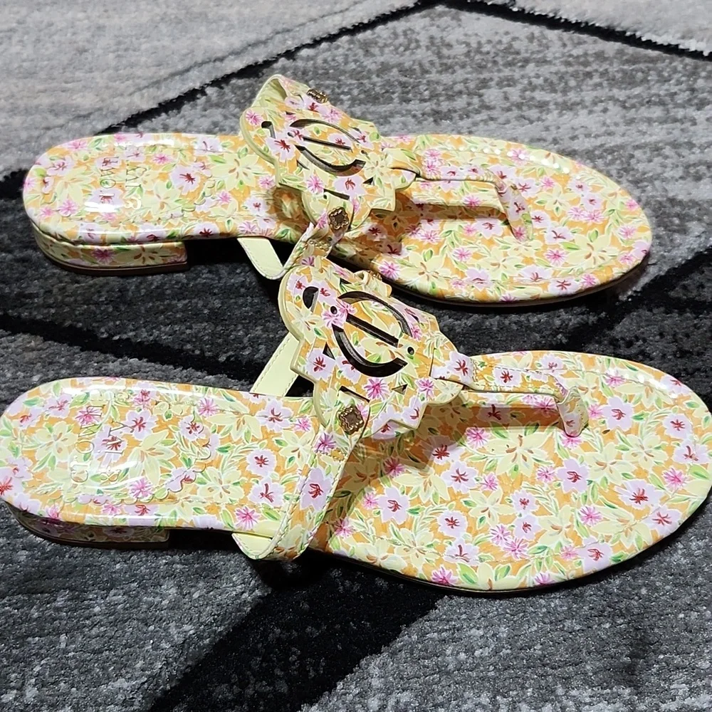 CROWN & IVY WYLIE PAINTED PETALS SLIP-ON FLORAL SANDALS SIZE 8M